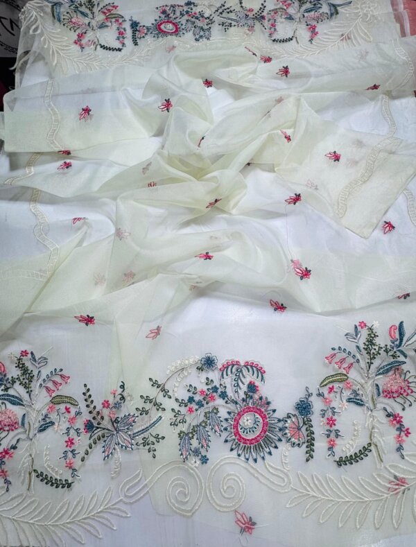 Detailed embroidered pallu patches on khadi net dupatta of Qalamkar suit