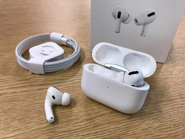 White Airpods with Long-Lasting Battery - Image 3